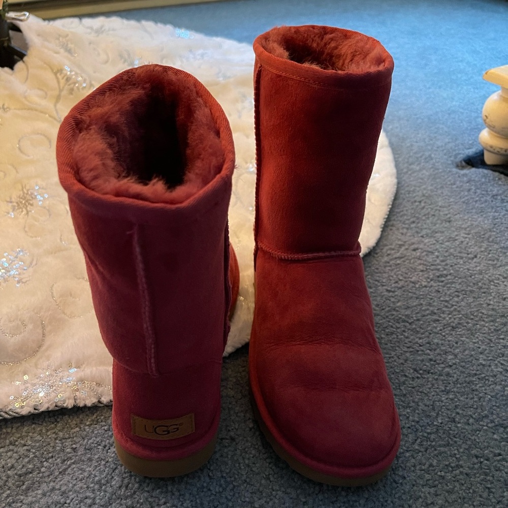 UGG classic short II garnet size 8